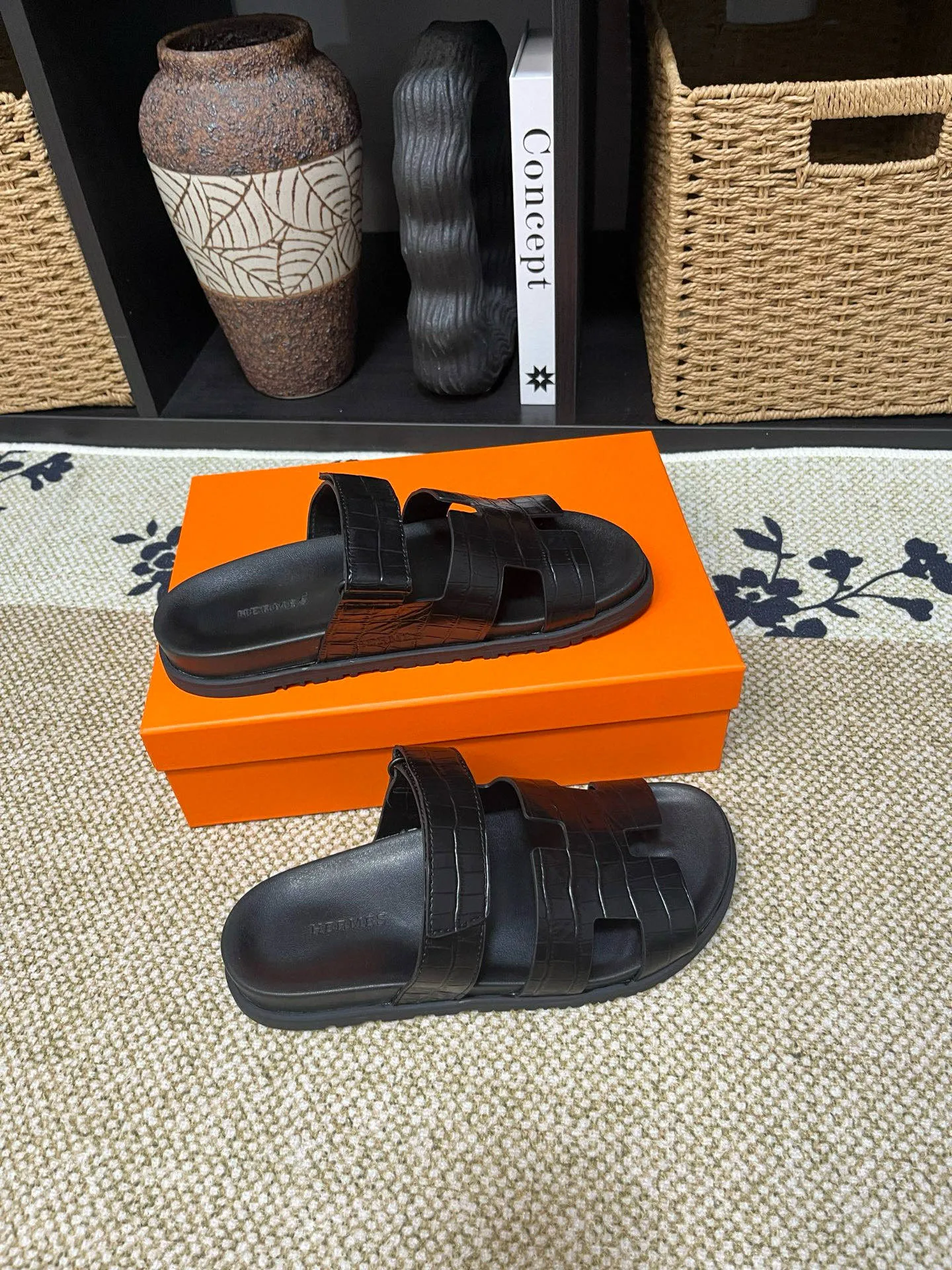 P300 Long-term stock Hermes men’s Kazimir slippers for couples - top quality woven calfskin functional sandals with intertwined uppers inspired by the “H” iconic pattern to create a casual look, perfect for summer. Imported cowhide + cowhide lining + TUP outsole Size: 35-46